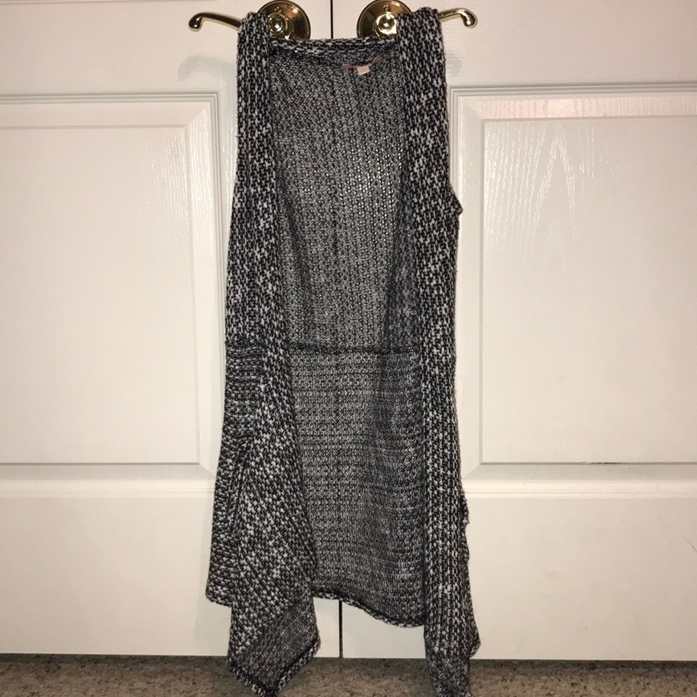 sleeveless black and white cardigan vest
